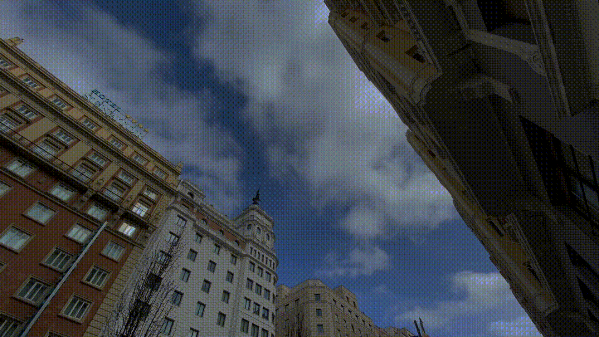 Cielo en Gran Vía video-fondo-slide1